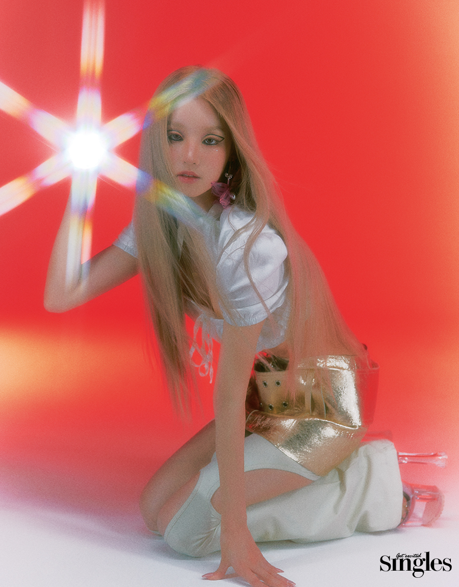 우기가 아이엠지아의 화이트 톱, 무아가의 팬츠, 프리스카베라의 스커트, 커렌트 무드의 슈즈, 천천의 이어링을 착용하고 촬영한 싱글즈 화보